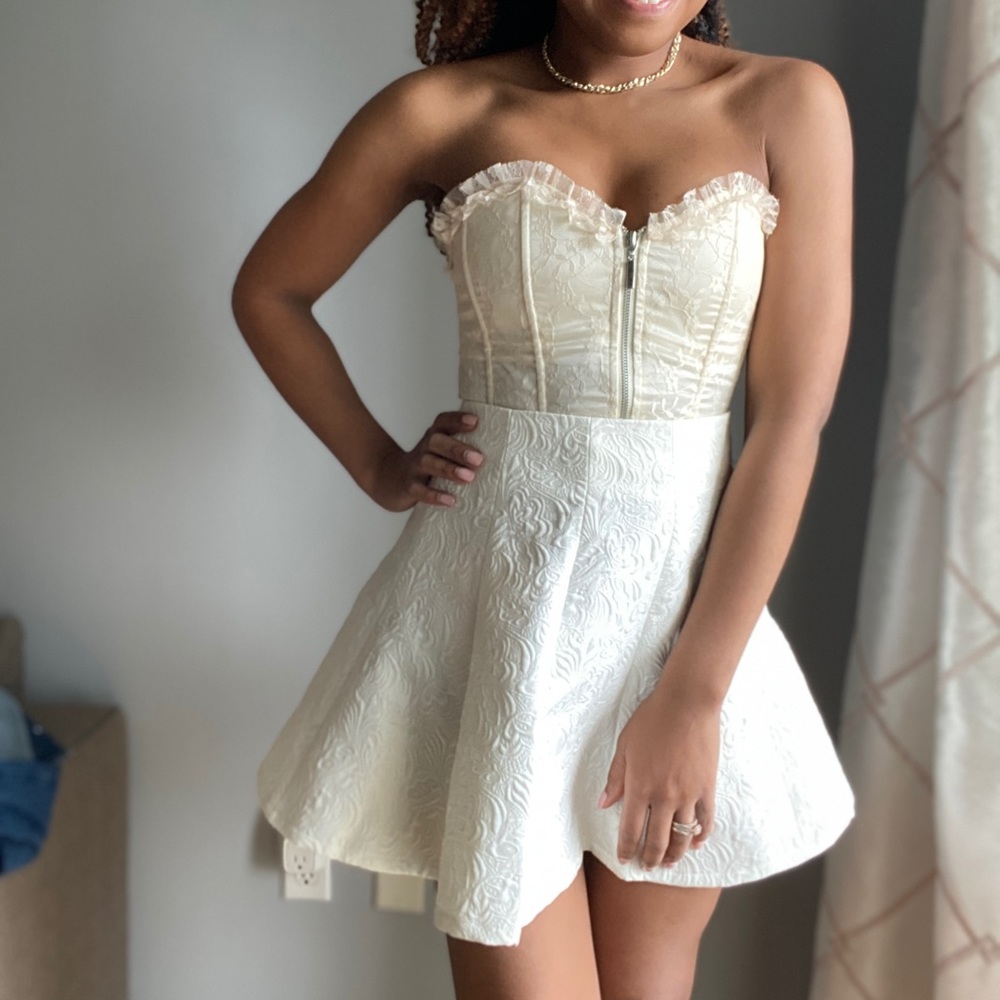 New | White Mini Skirt